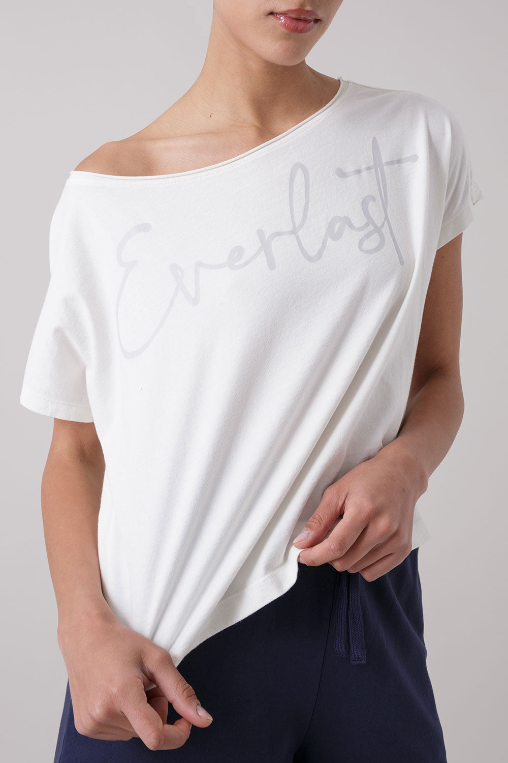 TREATMENT T-SHIRT CON SCOLLO A BARCA CON LOGO