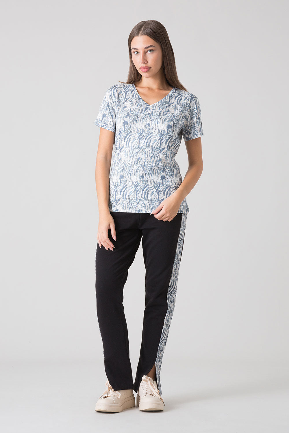 STAY WILD T-SHIRT ANIMALIER CON SCOLLO A V