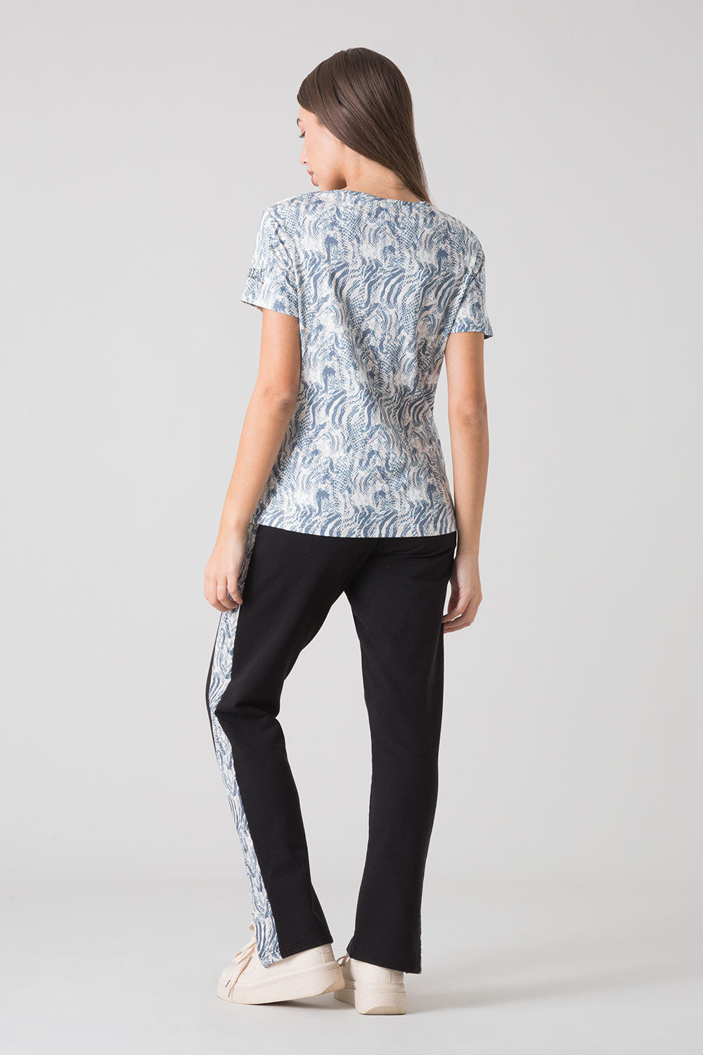 STAY WILD T-SHIRT ANIMALIER CON SCOLLO A V