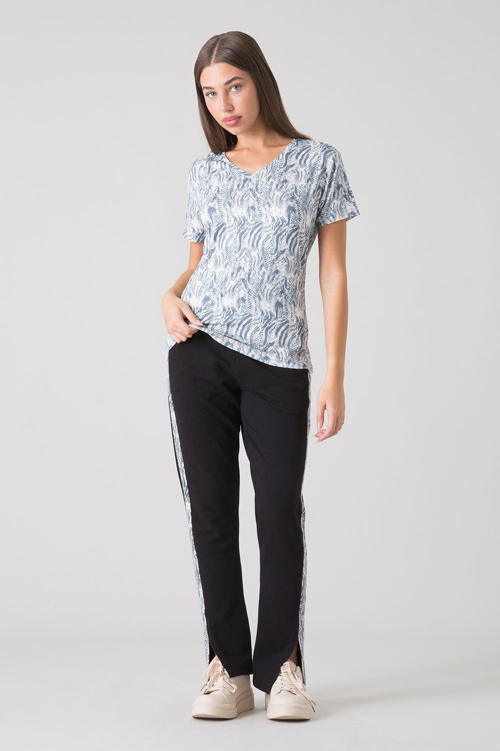 STAY WILD T-SHIRT ANIMALIER CON SCOLLO A V